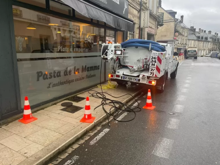 Réalisation du débouchage d'un bac à graisse d'un restaurant à Reims par CanaServ Débouchage Reims, Château-Thierry, Canaserve, agence de Reims